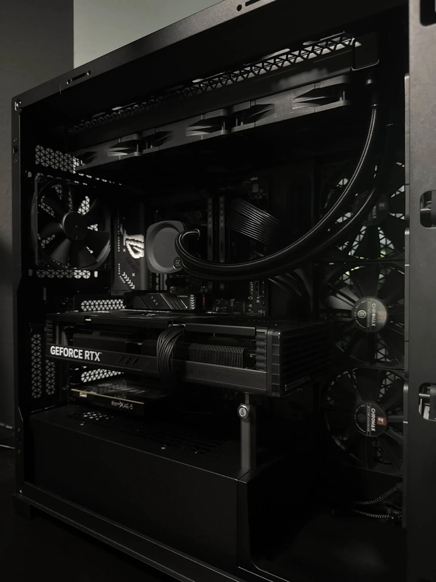 Gaming PC with illuminated Corsair Dominator RAM and ROG branding